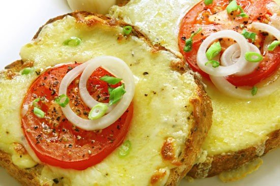 Горячие бутерброды с сыром и помидорами.