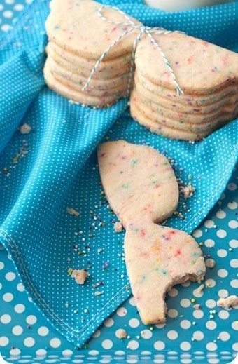 Миндальное сахарное печенье с цветными шариками.