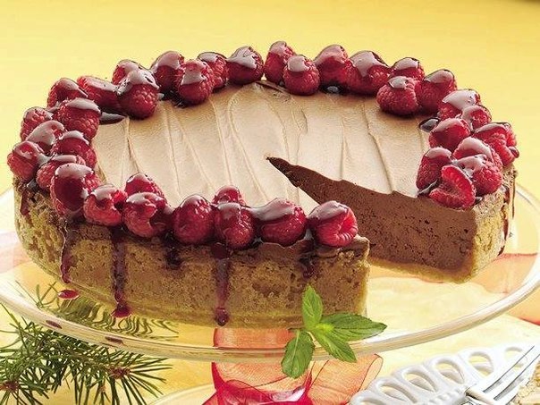 Шоколадный пирог с шелковой малиновой начинкой