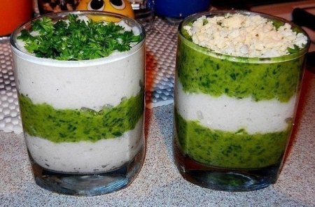 Салат с кальмарами в стаканчиках.