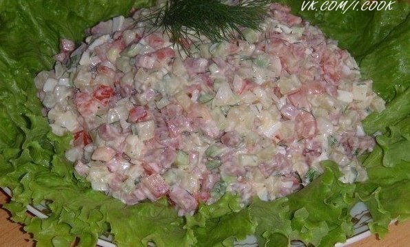 Салат с копченой колбаской