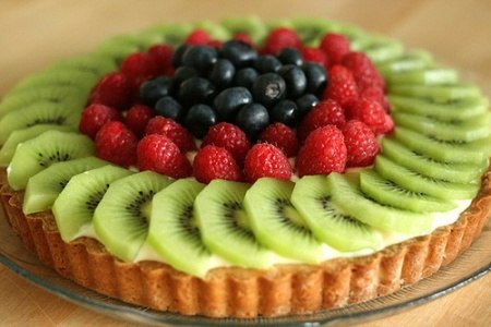 Песочный пирог с киви и ягодами.