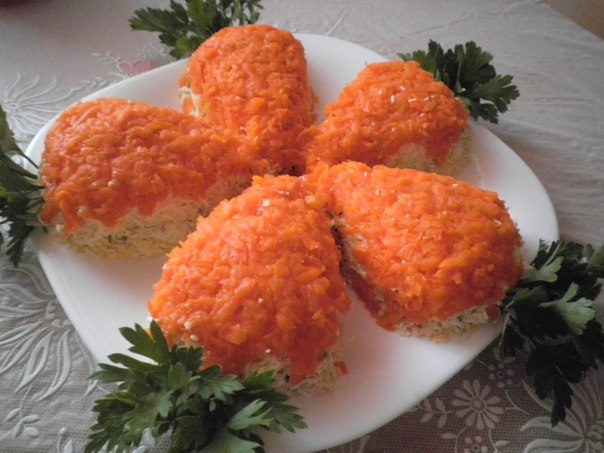 Салат с куриным филе и грибами " Морковки"