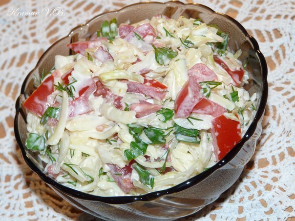 Салат " Капустный " с помидорами и сыром.