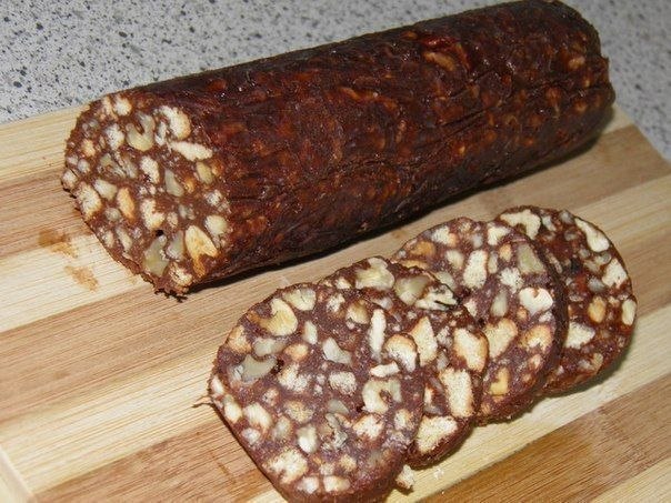 Шоколадная колбаска с печеньем и орехами