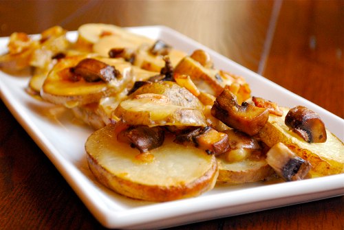 Запеченный картофель с грибами.