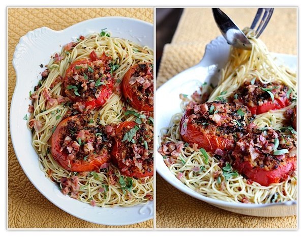 Спагетти с запеченными помидорами, чесноком и беконом.