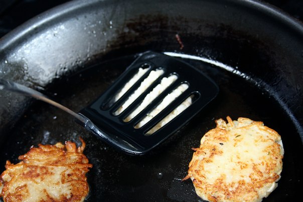 Рекомендуем подписаться
  
    
      
    
    
      Академия кулинарии - салаты, закуска и напитки 
      14 дек 2012 в 11:25
    
  
Оладьи из картофеля.