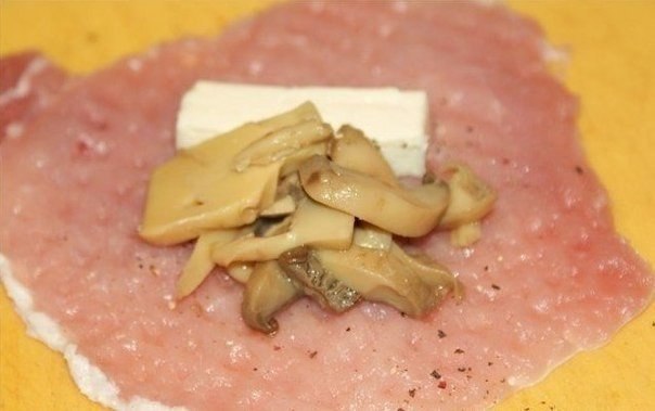 Мешочки с сыром и грибами.