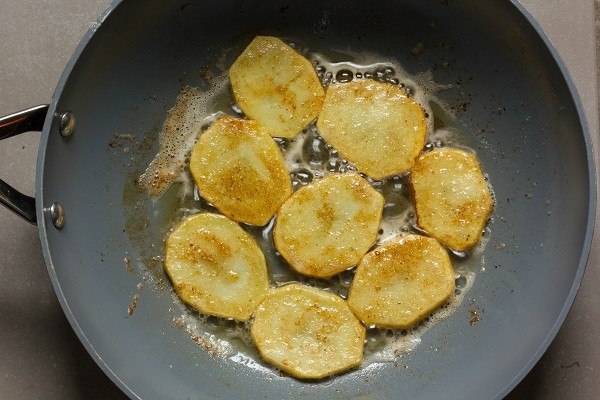 Жареный картофель с грибами на французский лад.