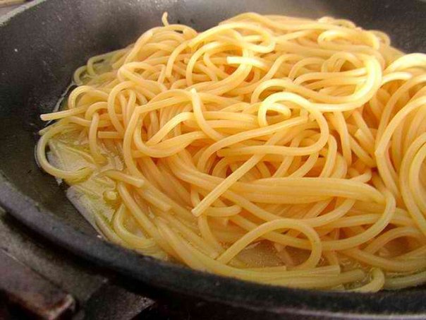 Спагетти с морскими черенками в пикантном белом соусе. 