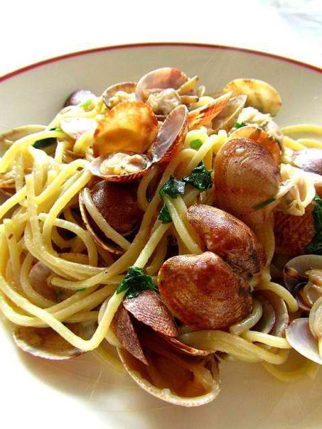 Спагетти с морскими черенками в пикантном белом соусе. 