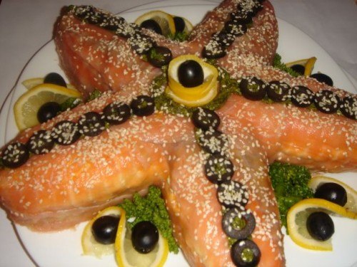 6 праздничных салатов с красной рыбой: собираем и оформляем морскую звезду.