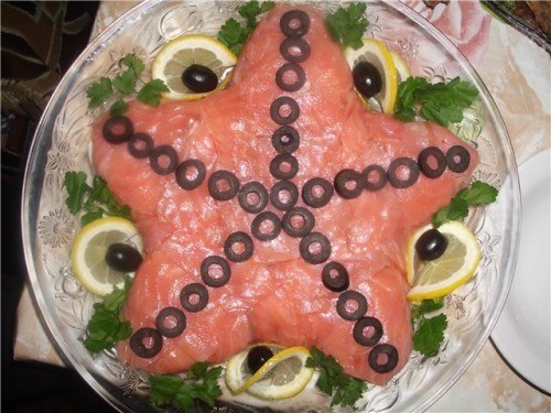 6 праздничных салатов с красной рыбой: собираем и оформляем морскую звезду.