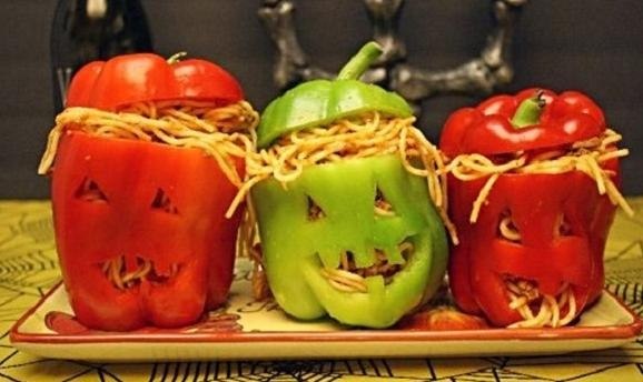 Спагетти в болгарском перце на Хэллоуин.