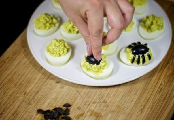 Фаршированные яйца-пауки на Хэллоуин.