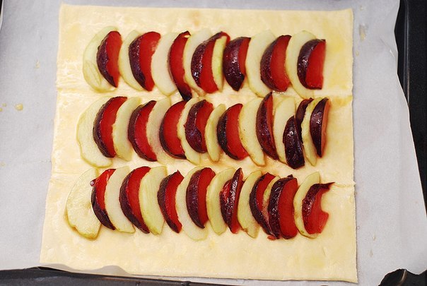 Пирог с яблоками и сливами на слоеном тесте.