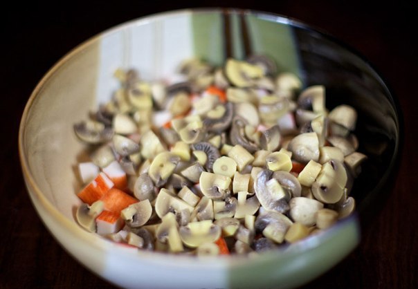 Салат из крабовых палочек с грибами.