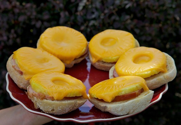 Открытый сэндвич с ветчиной, сыром и ананасом.