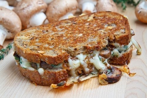Бутерброд-гриль с шампиньонами и сыром.