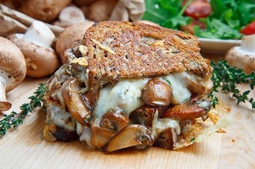 Бутерброд-гриль с шампиньонами и сыром.