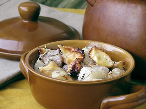 Картошка с мясом и сушёными яблоками в горшочке.
