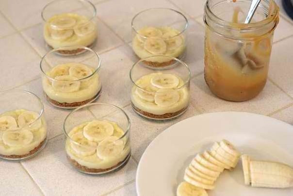 Бананово-карамельный десерт с кремом.