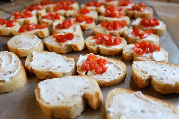 Маленькие бутерброды со сливочным сыром и помидорами.