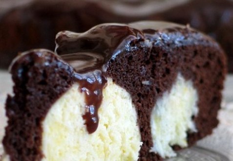Шоколадный пирог с творожными шариками.
