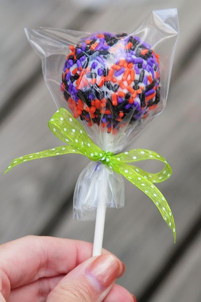 Цветные конфеты на палочке.
