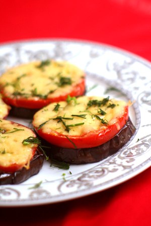 Баклажаны, запеченные с сыром и помидорами.