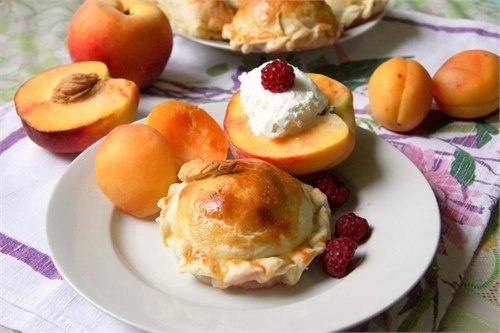 Пирожки из слоеного теста с фруктами и ягодами.