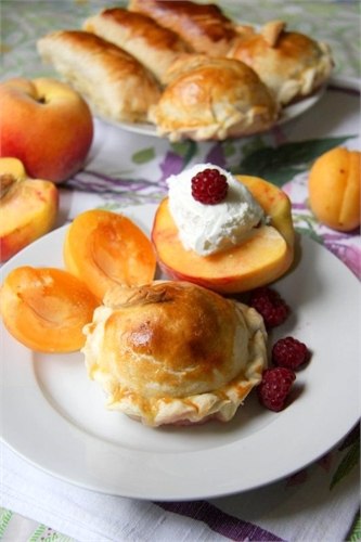 Пирожки из слоеного теста с фруктами и ягодами.