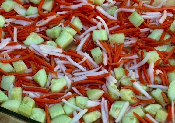 Салат с маринованными овощами и гренками.