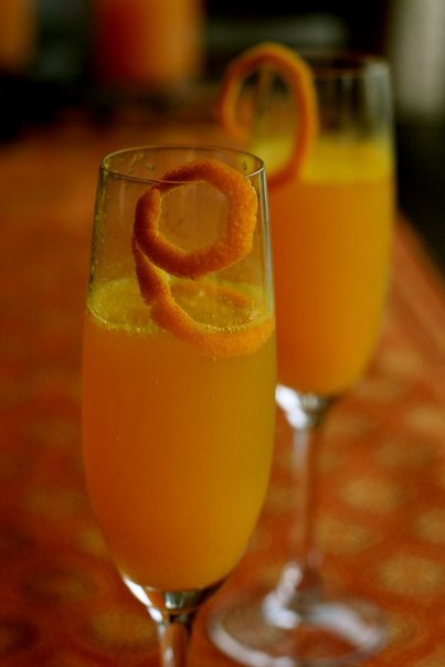 Апельсиновый коктейль с шампанским.