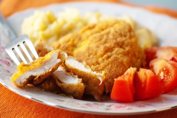 Курица с хрустящей корочкой и картофельное пюре с кукурузой.