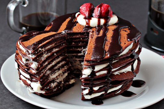 Шоколадный блинчатый пирог.