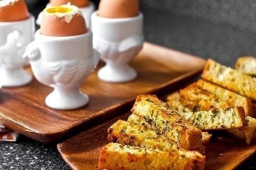 Английский завтрак - яйца в мешочек с гренками.