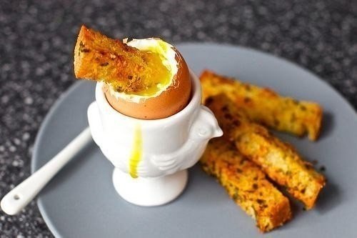 Английский завтрак - яйца в мешочек с гренками.