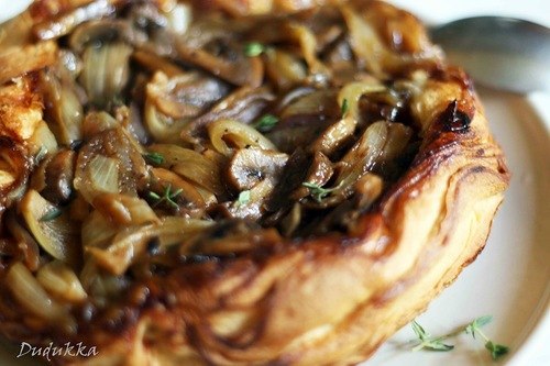 Пирог-перевертыш с луком и грибами.