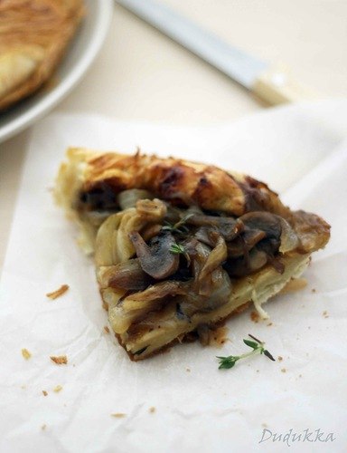Пирог-перевертыш с луком и грибами.
