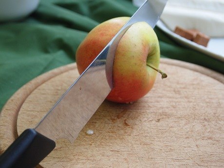 Запеченное яблоко в слоеном тесте.
