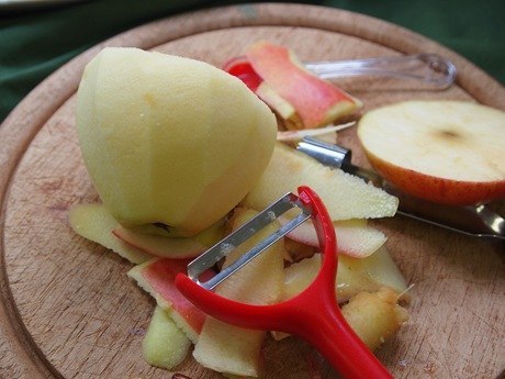 Запеченное яблоко в слоеном тесте.
