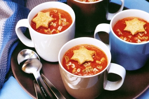 Томатный суп с гренками-звездочками.