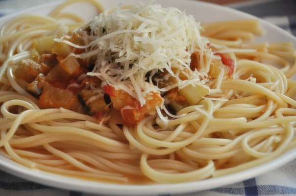 Спагетти с овощами в томатном соусе.