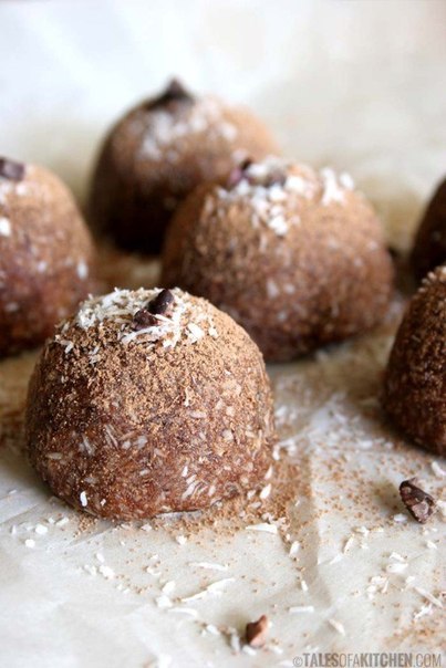 Шоколадно-кокосовые пирожные без выпечки.