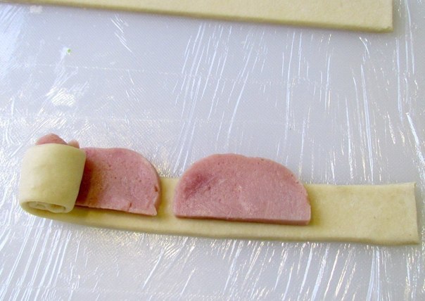 Колбасные "розочки" в слоеном тесте.