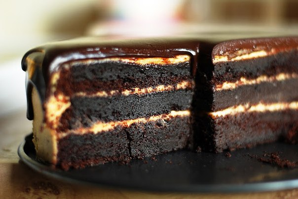 Шоколадный торт с арахисовым маслом.