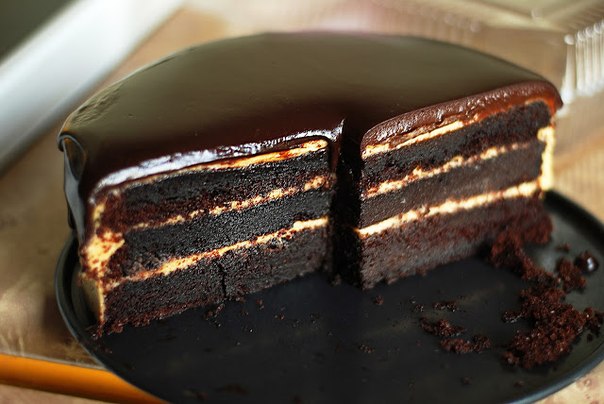 Шоколадный торт с арахисовым маслом.
