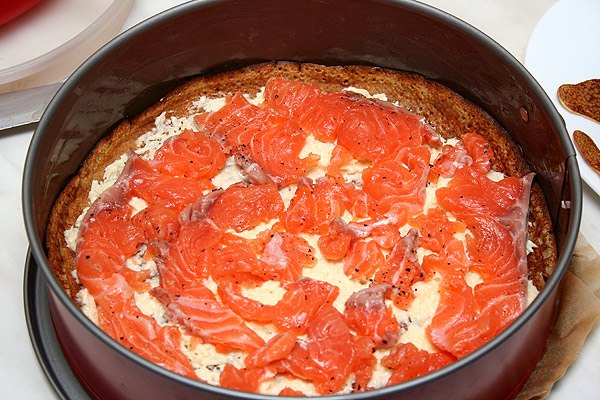 Блинчатый пирог с лососем.